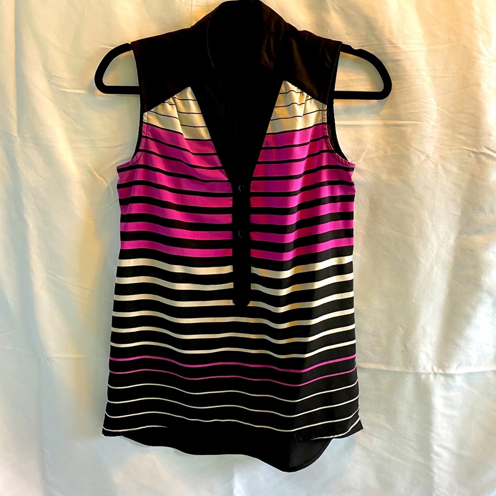 🌷3/$25 Ladies sleeveless shirt